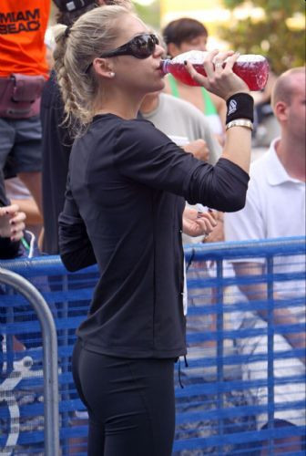 Anna Kournikova Maxime soyundu