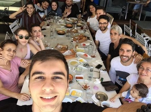 Ünlülerin Sosyal Medya Paylaşımları Ünlülerin Sosyal Medya Paylaşımları