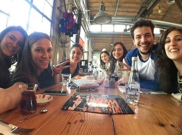 Ünlülerin Sosyal Medya Paylaşımları Ünlülerin Sosyal Medya Paylaşımları