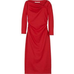 Kırmızı elbise giymek, cesaret ister