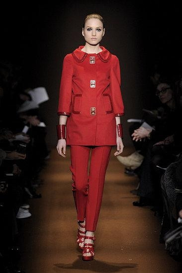 Kırmızı elbise giymek, cesaret ister