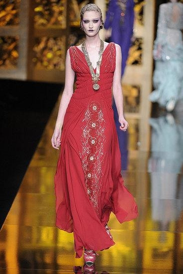 Kırmızı elbise giymek, cesaret ister