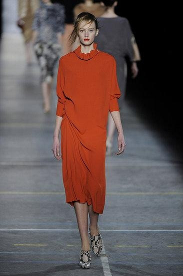 Kırmızı elbise giymek, cesaret ister