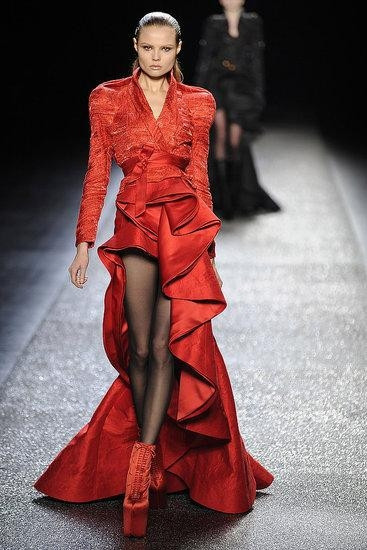 Kırmızı elbise giymek, cesaret ister