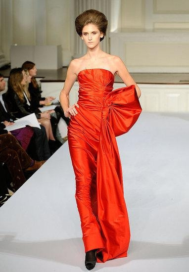 Kırmızı elbise giymek, cesaret ister