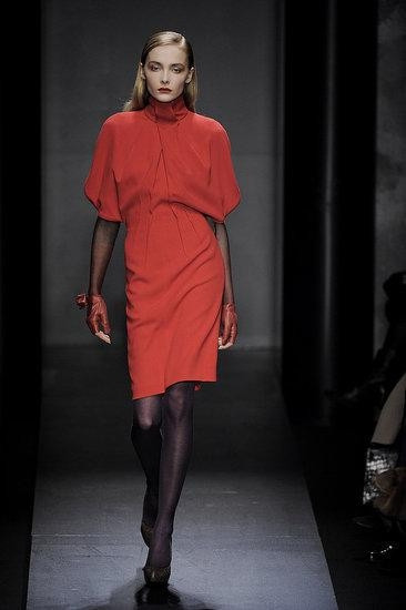 Kırmızı elbise giymek, cesaret ister