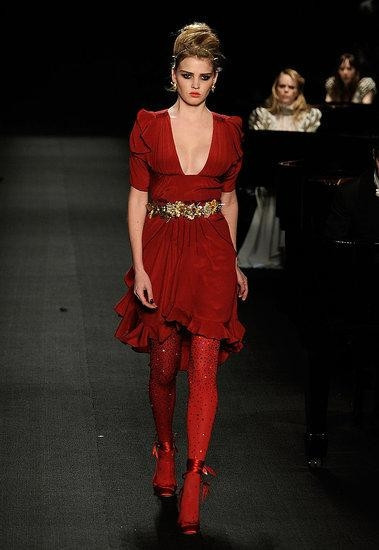 Kırmızı elbise giymek, cesaret ister