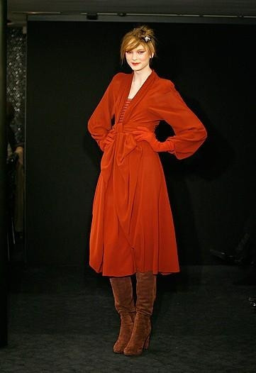 Kırmızı elbise giymek, cesaret ister