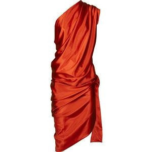 Kırmızı elbise giymek, cesaret ister