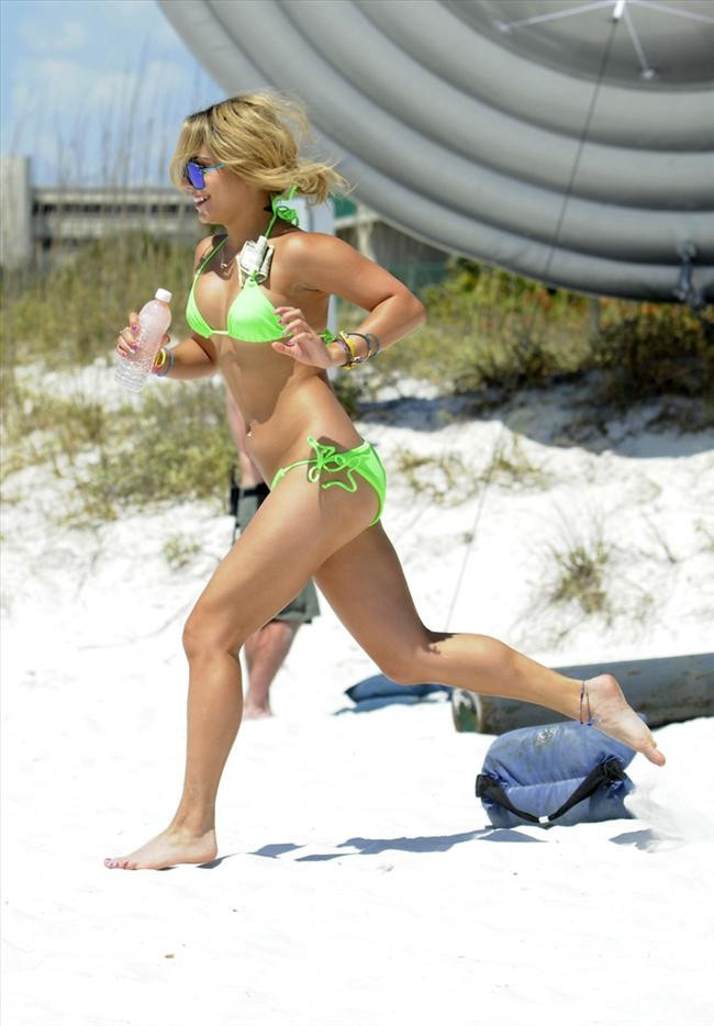 Vanessa fosforlu bikinisiyle büyüledi