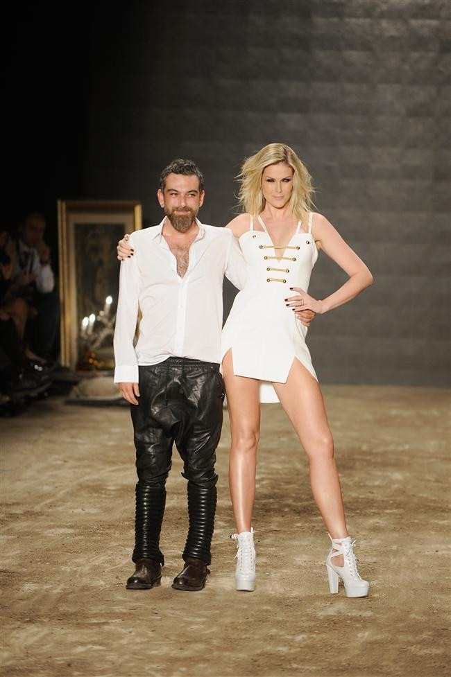 İstanbul Moda Haftası Hakan Akkaya Defilesi