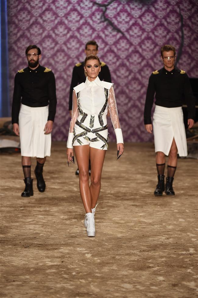 İstanbul Moda Haftası Hakan Akkaya Defilesi