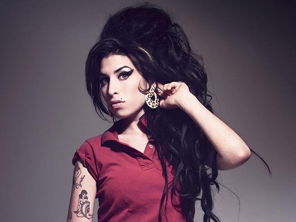 Amy Winehouse Kabarık Oldies saç modeli