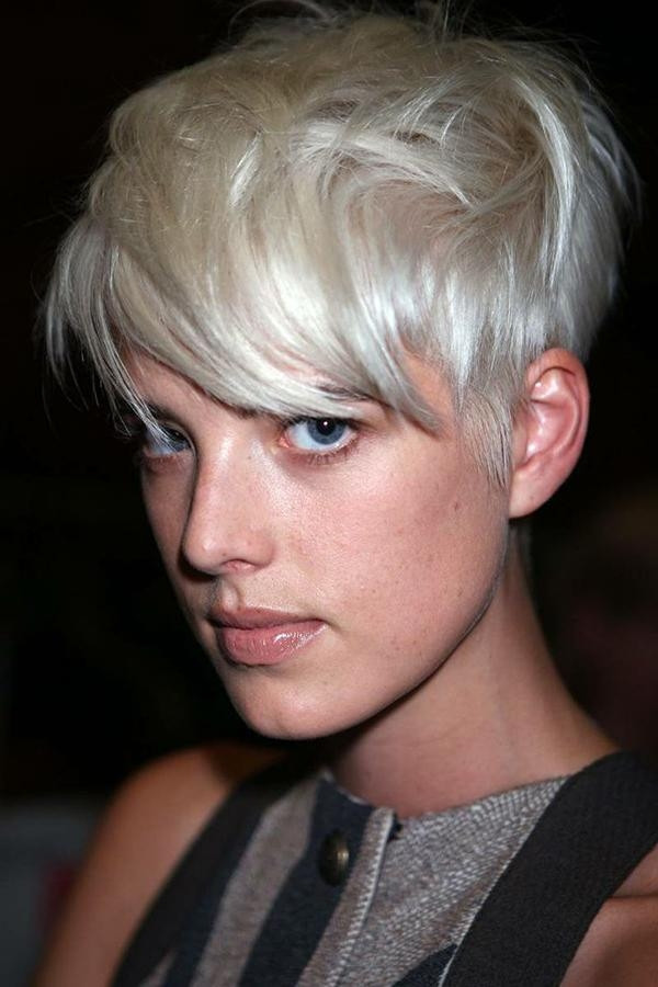 Agyness Deyn Kısa platin sarısı saç