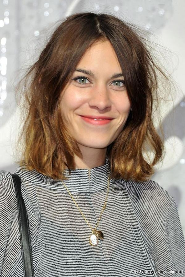 Alexa Chung Dağınık Öğrenci saçı modeli