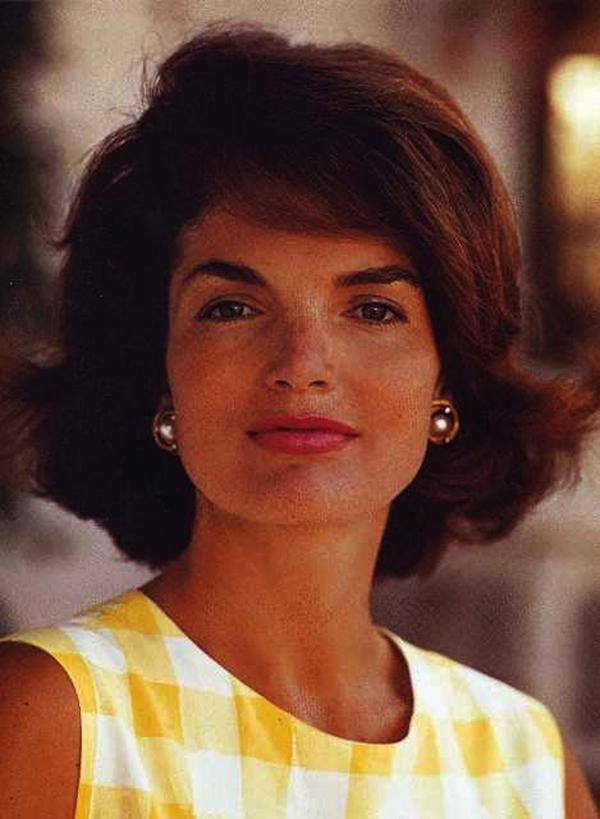 Jackie O Kabarık Küt Saç modeli