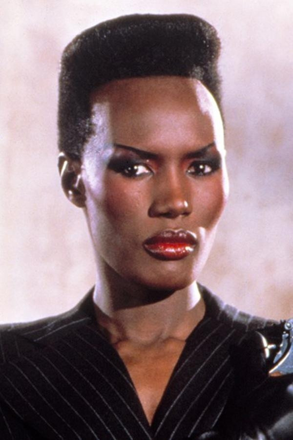 Grace Jones Arka ve yanlar çok kısa quiff saçı