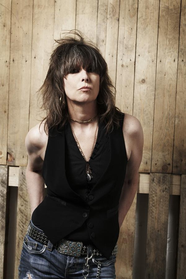 Chrissie Hynde Hafif dalgalı kakül saç modeli