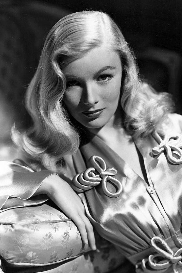 Veronica Lake Yana Serpilmiş Hollywood Dalgalı Saç