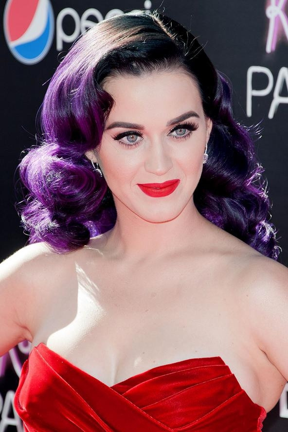 Katty Perry Modern Twist Saçlar ve Retro Güzelliği