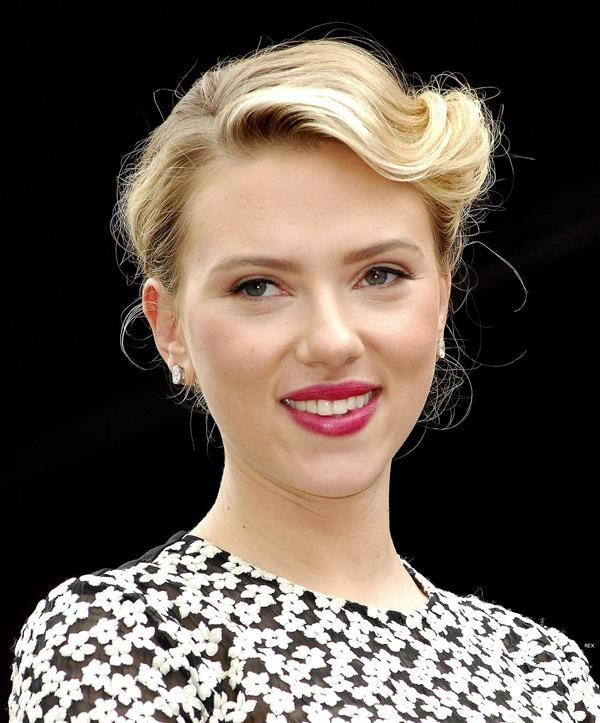 Scarlett Johansson Göz Kamaştırıcı Retro Saç Modeli