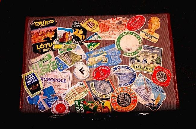 Reklam Panosu Gibi Görünen Valizler