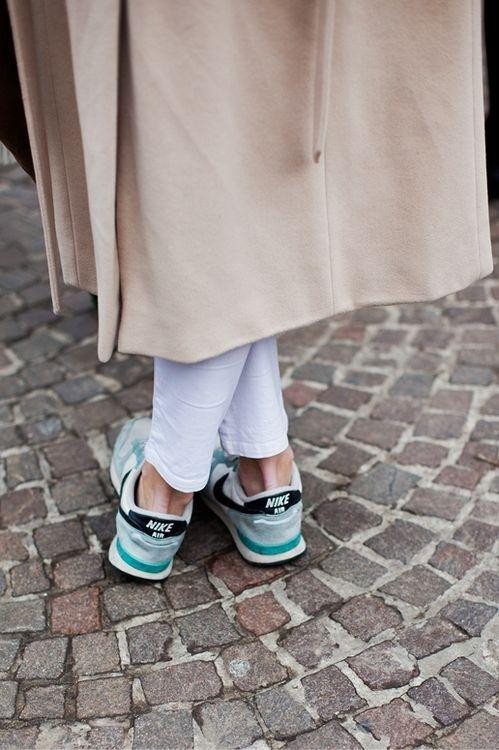 Spor Ayakkabı ve Kaban Kombin Önerileri