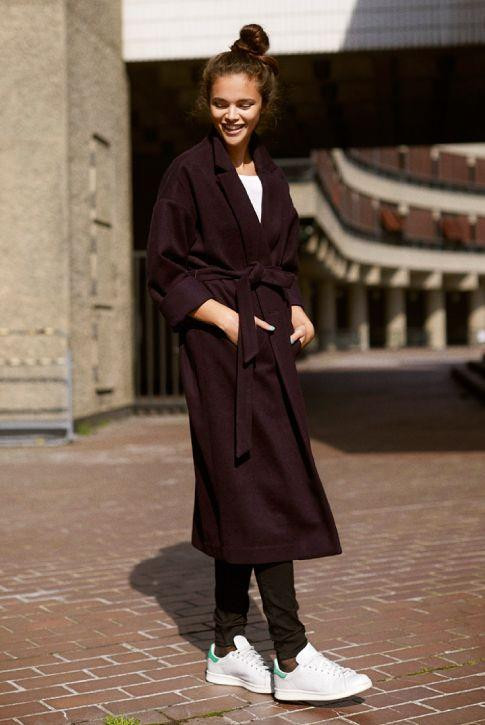 Spor Ayakkabı ve Kaban Kombin Önerileri