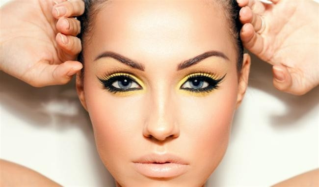 Bir kaç saat sonra göz kaleminizin göz pınarlarınıza dolup çirkin bir görüntü oluşturmasını istemiyorsanız, 24 saat kalıcı jel eyelinerlardan kullanmalısınız.