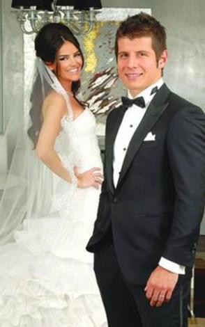 Yollarına güller dökmüş Yollarına güller dökmüş