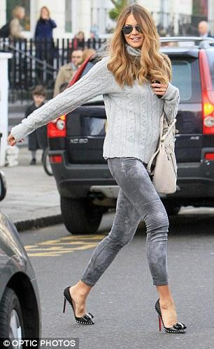 Eski model Elle Mcpherson, her gün farklı bir kıya