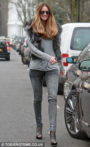 Eski model Elle Mcpherson, her gün farklı bir kıya