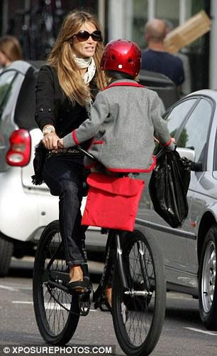 Eski model Elle Mcpherson, her gün farklı bir kıya