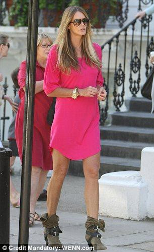 Eski model Elle Mcpherson, her gün farklı bir kıya