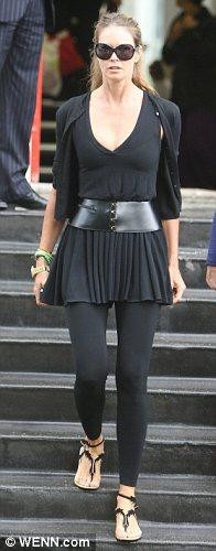 Eski model Elle Mcpherson, her gün farklı bir kıya