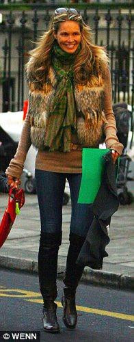 Eski model Elle Mcpherson, her gün farklı bir kıya