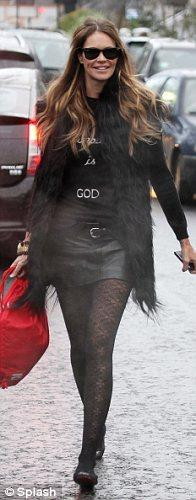 Eski model Elle Mcpherson, her gün farklı bir kıya