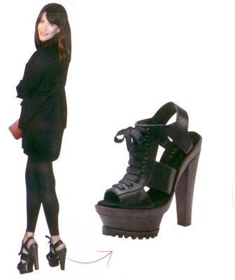 Liv Tylerın bağcıklı ayakkabıları