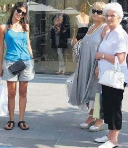 Sanki annesi değil kardeşi