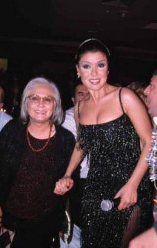 Sanki annesi değil kardeşi
