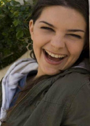 Sanki annesi değil kardeşi