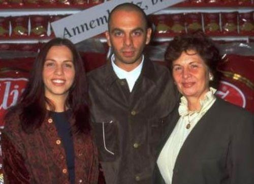 Sanki annesi değil kardeşi