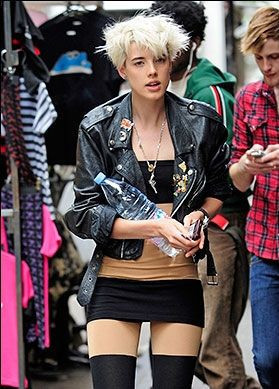 Ertesi gün akşamdan kalma halinden kurtulmak için bol bol su içmeye karar vermiş anlaşılan... Şaşırtıcı olan ise Agynessin stilinden hiç ödün vermiyor olması...Çılgın Agy çırılçıplak