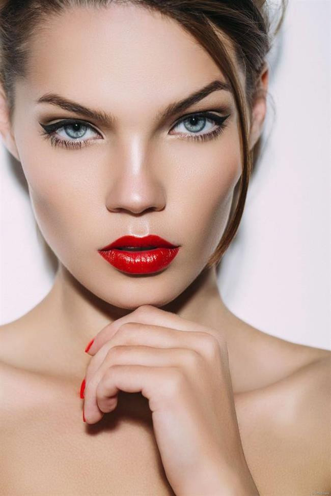 Kırmızı Ruj Kırmızı Ruj