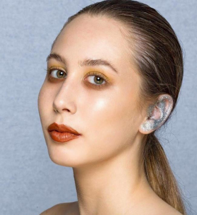 Yeni Trend:Kulak Makyajı