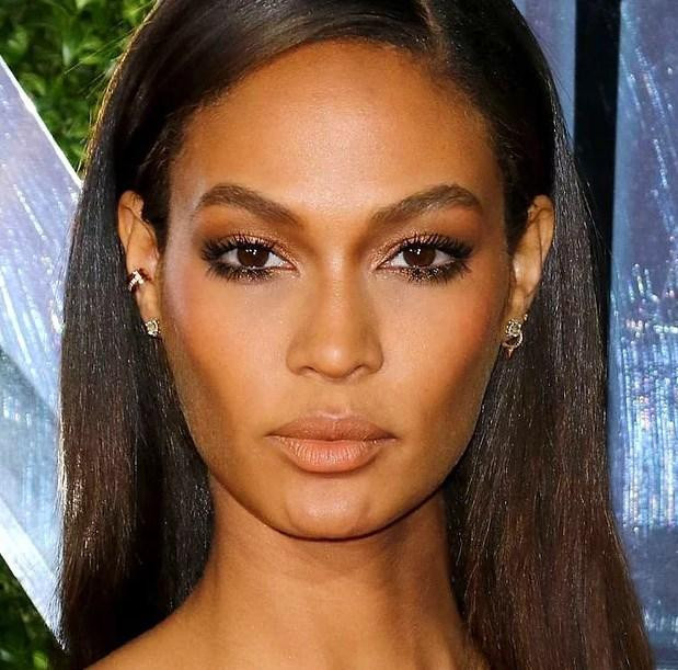 Aydınlatıcıyı yüzün hangi bölgesine uygulamalısınız