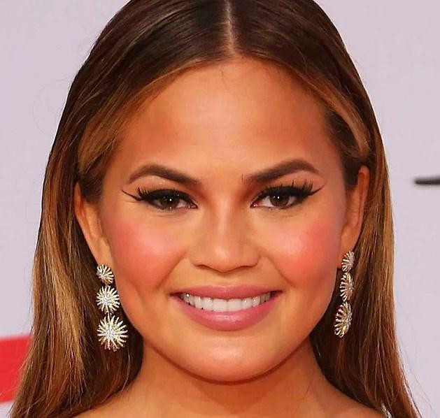 Aydınlatıcıyı yüzün hangi bölgesine uygulamalısınız