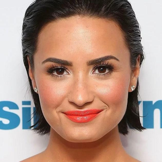 Aydınlatıcıyı yüzün hangi bölgesine uygulamalısınız