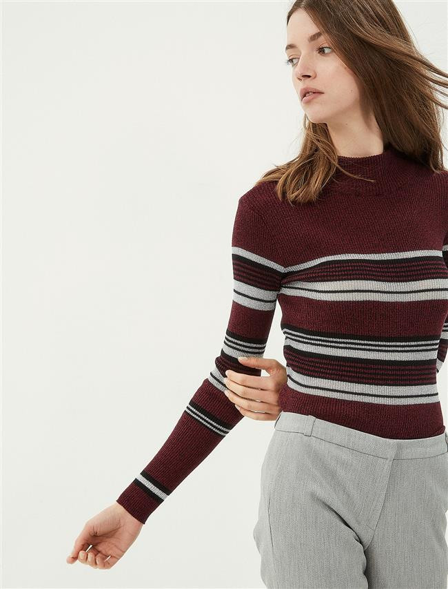 Minyon Vücut Şekli İçin Kazak: Kısa ve Dar Kazaklar Minyon Vücut Şekli İçin Kazak: Kısa ve Dar Kazaklar