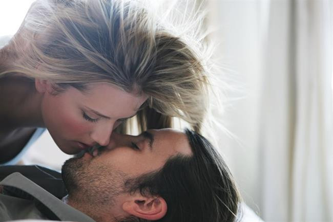 Кең жопаның фотодағы үлкен мүшесі Әнші Максим оральды секс жасайды.